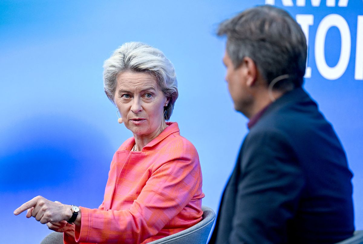 29 August 2022, Berlin: Ursula von der Leyen, President of the European Commission, and Robert Habeck (Bündnis 90/Die Grünen), Vice Chancellor and Federal Minister for Economic Affairs and Climate Protection, take part in a discussion on the topic of "social-ecological transformation - How to succeed in a climate-just Europe". Photo: Britta Pedersen/dpa (Photo by BRITTA PEDERSEN / DPA / dpa Picture-Alliance via AFP)