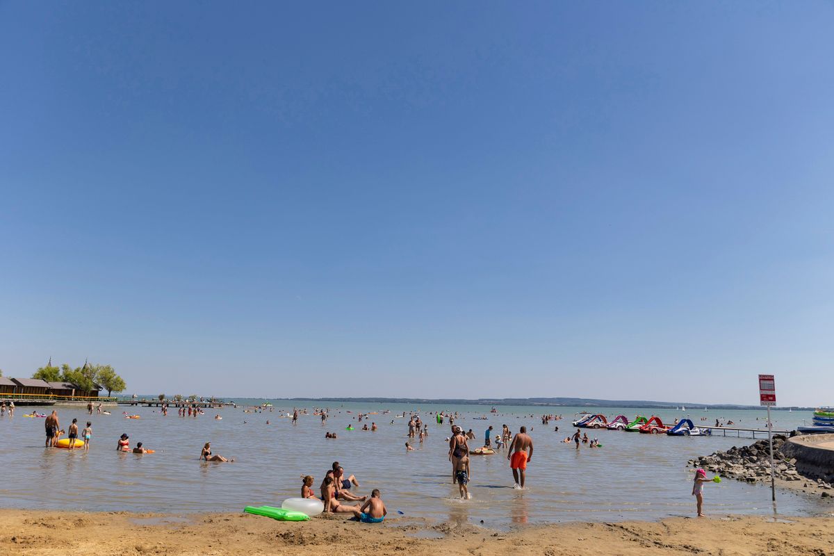 Keszthely, 2022. augusztus 5.
Fürdőzők a Balatonban a keszthelyi városi strandon 2022. augusztus 5-én.
