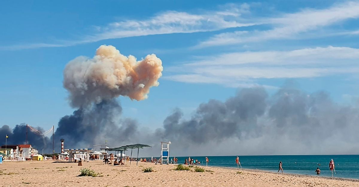 Szaki, 2022. augusztus 10.
A szaki tengerparton készített képen füst gomolyog 2022. augusztus 9-én, miután robbanássorozat történt egy repülőgéplőszert tároló raktárban, az Ukrajnától Oroszországhoz elcsatolt Krímben, a Novofjodorovka melletti repülőtéren.
MTI/AP/UGC