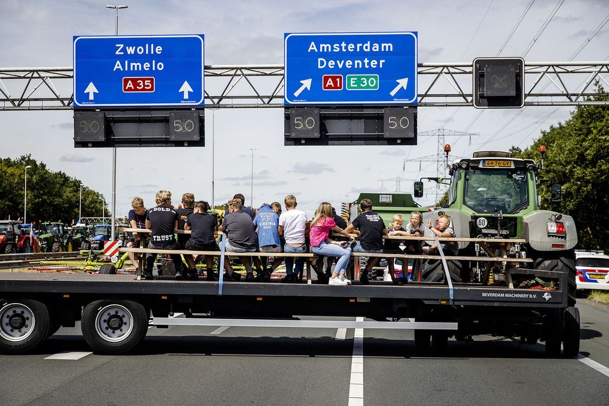 2022-07-28 12:51:55 AZELO - Tractors are blocking the highway at the Azelo junction. There are delays due to the slow-moving agricultural vehicles. In recent days, many farmers' protests have seen tractors driving slowly on highways or blocking freeways to protest the cabinet's nitrogen plans. ANP SEM VAN DER WAL netherlands out - belgium out (Photo by Sem van der Wal / ANP MAG / ANP via AFP)