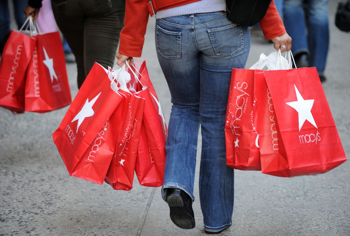 Shoppers carry bags of merchandise as they leave Macy's, billed as the world's largest store, in Manhattan December 16, 2009 in New York. Stock rose on Wednesday after the government said consumer prices rose in November, led by higher energy costs. AFP PHOTO/DON EMMERT (Photo by DON EMMERT / AFP)