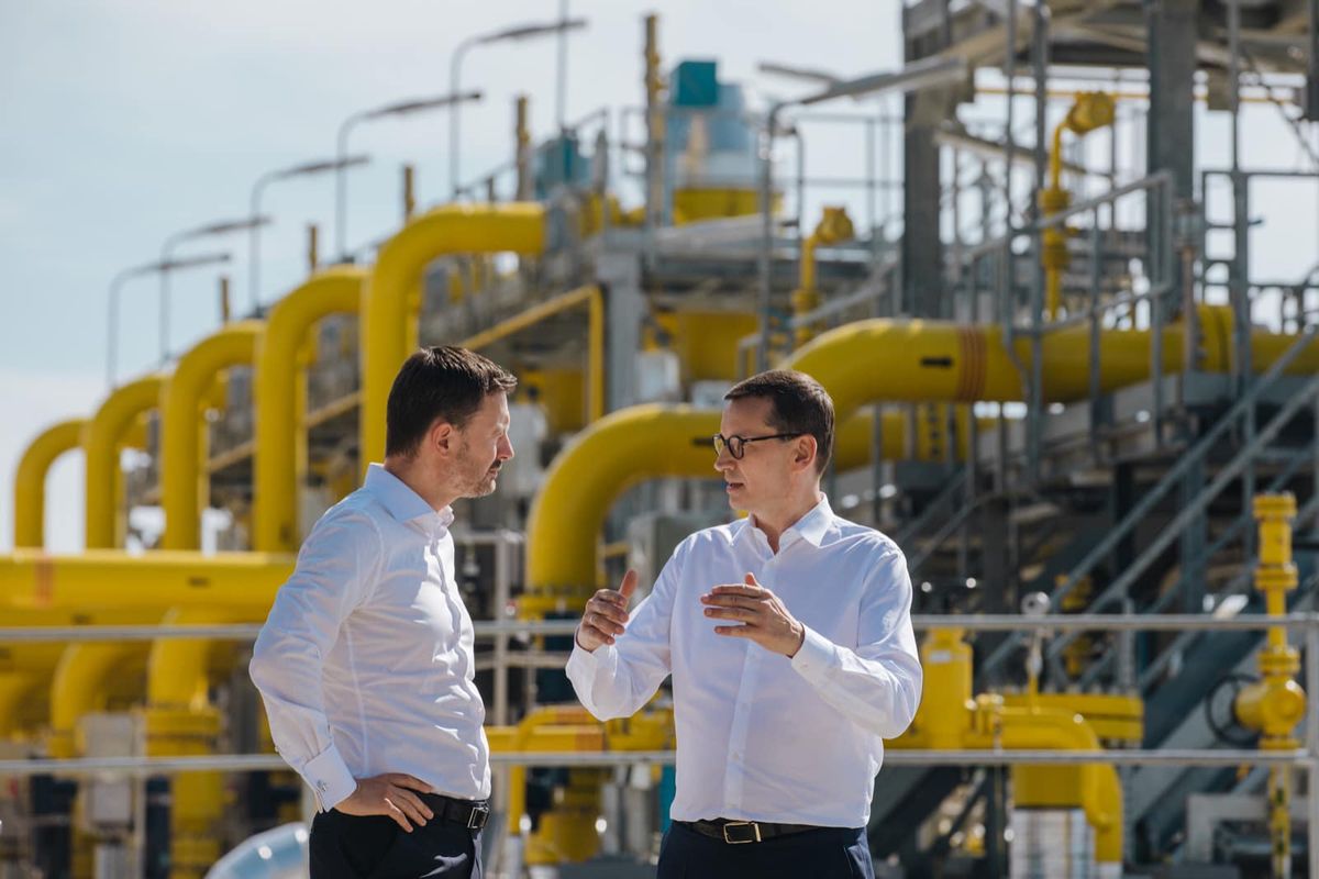 Eduard Heger szlovák- és Mateusz Morawiecki lengyel kormányfő átadta a két országot összekötő gázvezetéket, ami elősegíti Lengyelország és Szlovákia gázellátásának diverzifikálását.