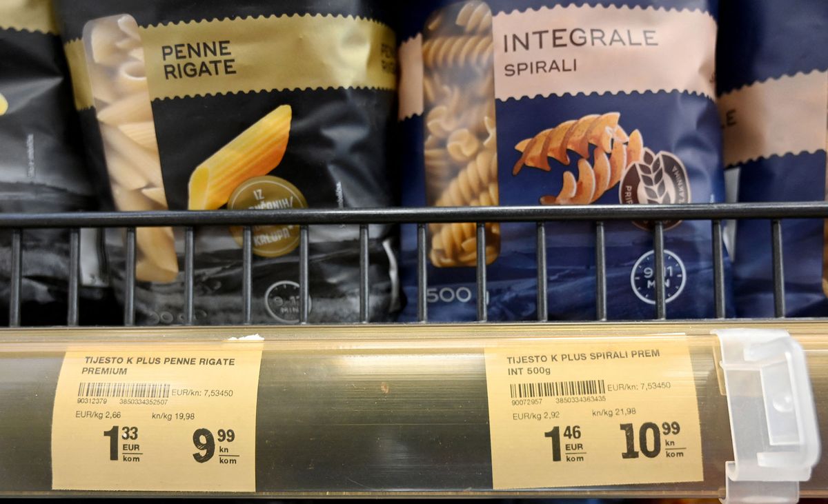 This picture taken on July 23, 2022, in Zagreb, northwest Croatia, shows products' prices expressed dually, in kuna, currency of Croatia (HRK), as well as in Euro (EUR). - EU finance ministers gave Croatia the final green light to adopt the Euro single currency on January 1, 2023. By showing dual prices earlier, citizens are gradually getting used to prices in Euro. (Photo by DENIS LOVROVIC / AFP)