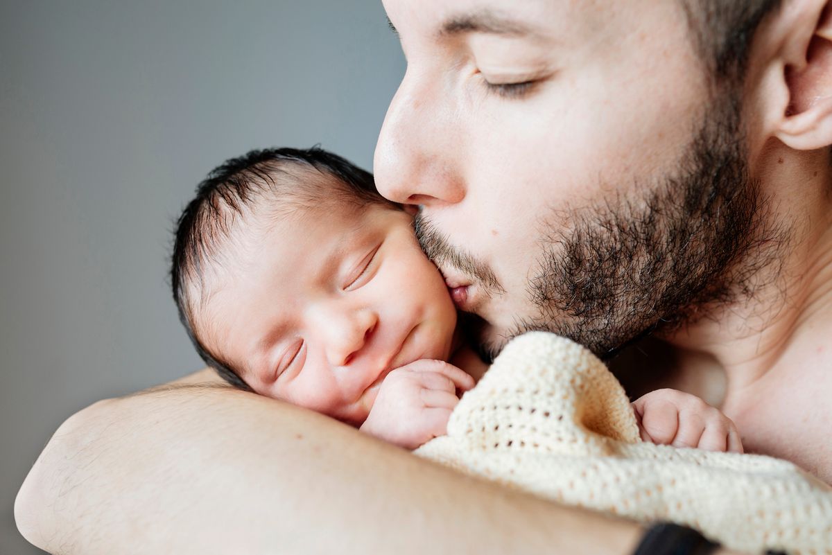 Father kissing his newborn daughter, újszülött, apaszabadság
