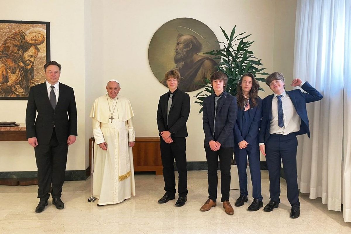 This handout photo obtained on July 2, 2022 from the Twitter account of  Tesla chief Elon Musk shows Pope Francis (2ndL) posing on July 1, 2022 during a private audience in The Vatican, with Elon Musk (L), and Musk's children Damian, Kai, Saxon and Griffin. (Photo by Handout / ELON MUSK'S TWITTER ACCOUNT / AFP) / RESTRICTED TO EDITORIAL USE - MANDATORY CREDIT "AFP PHOTO / ELON MUSK'S TWITTER ACCOUNT / HANDOUT" - NO MARKETING NO ADVERTISING CAMPAIGNS - DISTRIBUTED AS A SERVICE TO CLIENTS