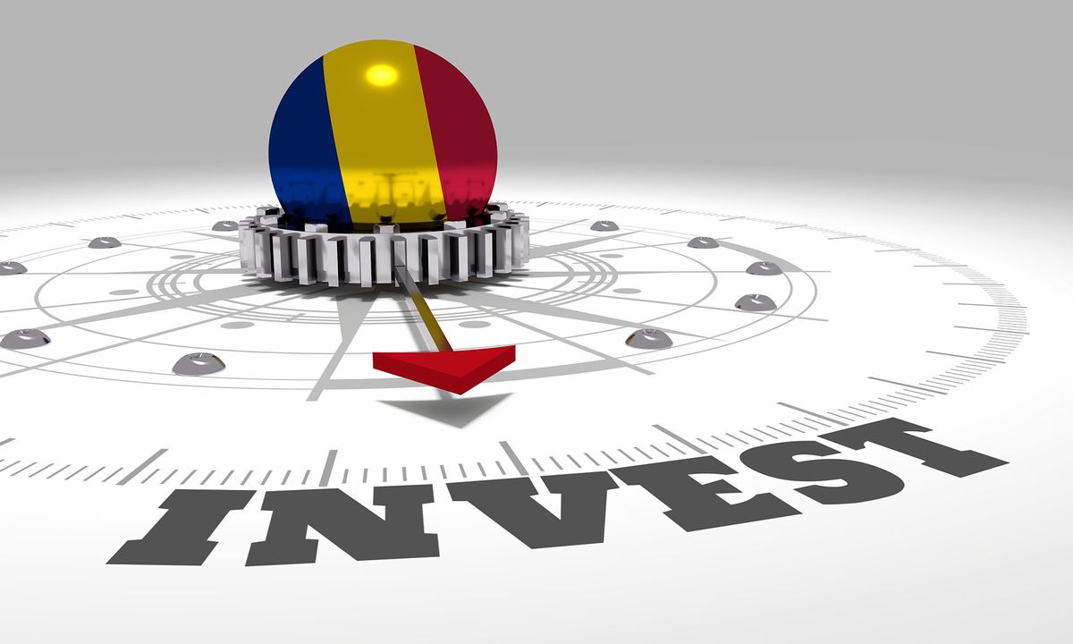 Business concept. Abstract compass points to the invest word. Flag of Romania. 3D rendering Románia román befektetések külföldi tőke áramlik be