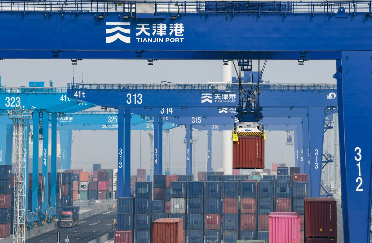 (220409) -- TIANJIN, April 9, 2022 (Xinhua) -- A container is loaded at the Beijiang Port Area of Tianjin Port in north China's Tianjin, April 9, 2022. North China's Tianjin Port handled approximately 4.63 million 20-foot equivalent units (TEUs) of containers in the first three months of 2022, up 3.5 percent year on year.
   The throughput figure marks a record high for the port compared to the same period in previous years, according to the port's operator.
   Despite negative impacts brought by the COVID-19 resurgence, the port has rolled out a series of prevention and control measures to safeguard smooth operation. (Xinhua/Sun Fanyue) (Photo by Sun Fanyue / XINHUA / Xinhua via AFP)