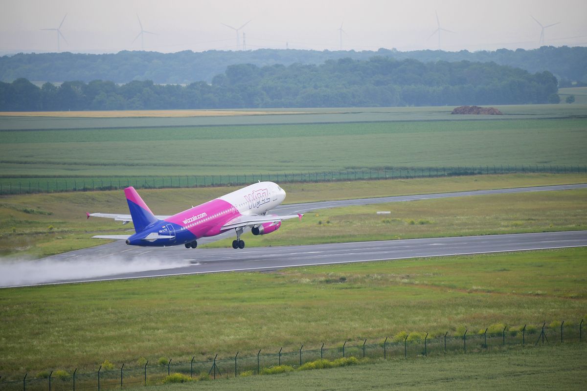 A picture taken on June 4, 2019 shows a Wizzair plane taking off at Beauvais airport, northern Paris. (Photo by Eric FEFERBERG / AFP)