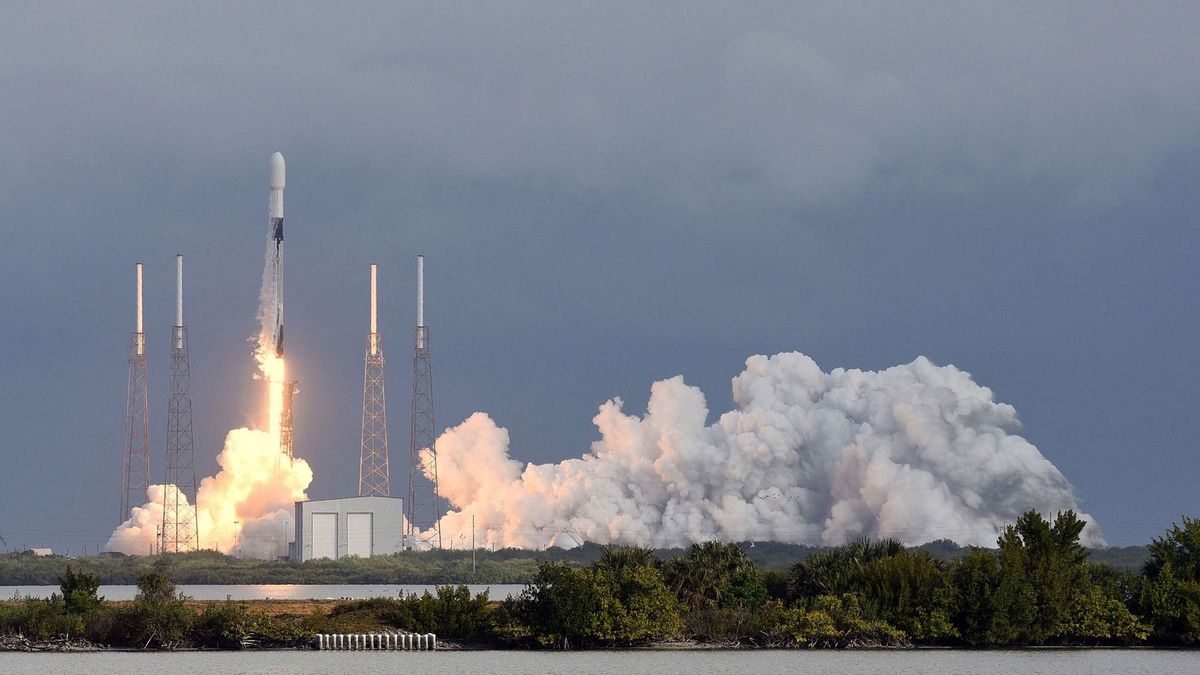 A SpaceX Falcon 9 rocket lifts off from pad 40 at Cape Canaveral Space Force Station on January 24, 2021 in Cape Canaveral, Florida. The Transporter-1 mission is the first in a planned series of small satellite rideshare missions that will take 143 U.S. and international spacecraft, including 10 Starlink satellites, to low earth orbit, a record number of satellites on a single flight. (Photo by Paul Hennessy/NurPhoto) (Photo by Paul Hennessy / NurPhoto / NurPhoto via AFP)