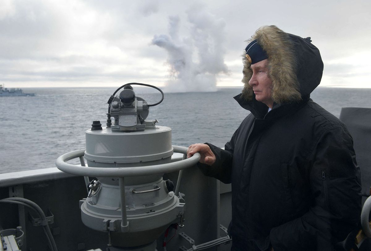 Russian President Vladimir Putin watches the joint drills by the Northern and Black Sea Fleets from onboard the cruiser Marshal Ustinov in the Black Sea off the coast of Crimea on January 9, 2020. (Photo by Alexey DRUZHININ / SPUTNIK / AFP)