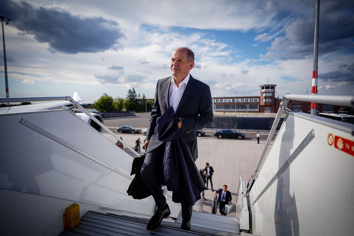 21 August 2022, Brandenburg, Schönefeld: German Chancellor Olaf Scholz (SPD) arrives at the military section of BER Berlin-Brandenburg Airport for a flight to Canada. Photo: Kay Nietfeld/dpa (Photo by KAY NIETFELD / DPA / dpa Picture-Alliance via AFP)