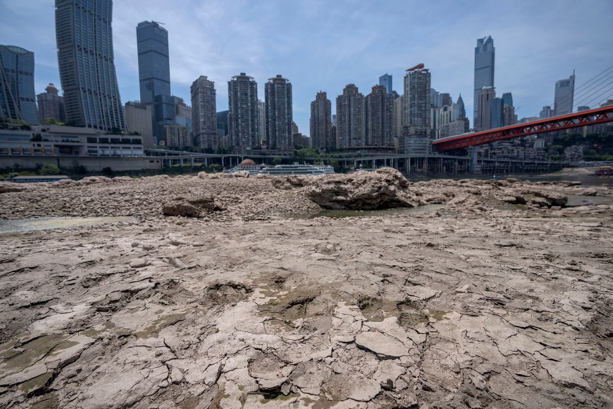 Csungcsing, 2022. augusztus 19.
A csaknem teljesen kiszáradt Csialing-folyó medre a délnyugat-kínai Csungcsingban 2022. augusztus 19-én. Kína az elmúlt hat évtized legszárazabb nyarával küzd, a Jangce vízszintje a felére apadt.
MTI/AP/Mark Schiefelbein