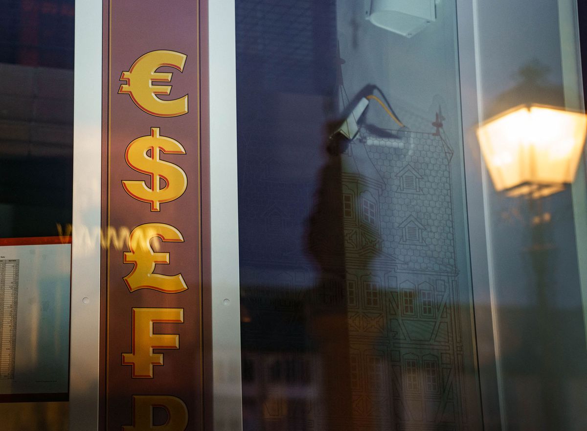 13 July 2022, Hessen, Frankfurt/Main: In an exchange office at Frankfurt's Römerberg, the logos of (from top to bottom) the euro, the dollar, the pound and the old sign for the French franc can be seen. Photo: Frank Rumpenhorst/dpa (Photo by FRANK RUMPENHORST / DPA / dpa Picture-Alliance via AFP)