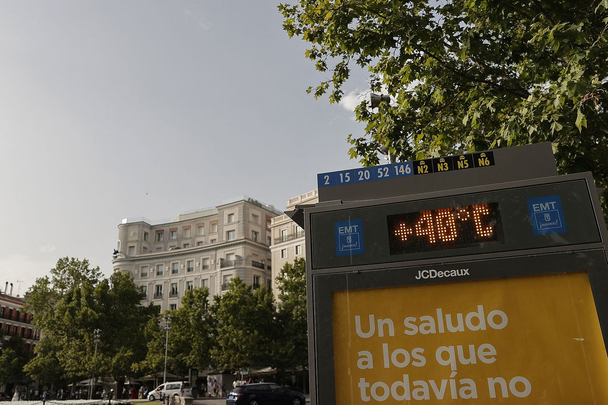 MADRID, SPAIN - JUNE 18: People arrive at the ponds to cool themselves off near Manzares River due to the air temperatures above 40 degrees in Spain, on June 18, 2022 in Madrid, Spain. Burak Akbulut / Anadolu Agency (Photo by BURAK AKBULUT / ANADOLU AGENCY / Anadolu Agency via AFP)