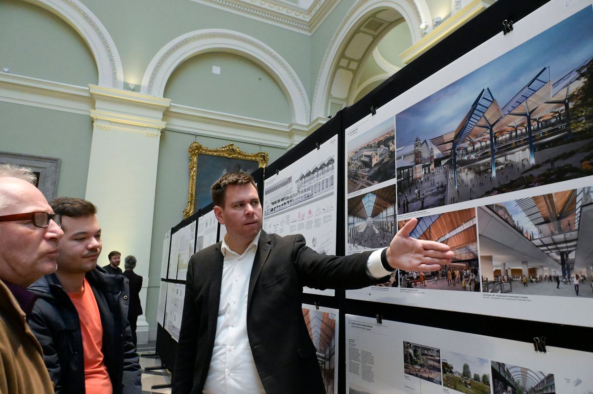 Budapest, March 26, 2022. Dávid Vitézy, CEO of the Budapest Development Center, shows the winning entry after the announcement of the results of the design competition for the new Nyugati railway station at the Museum of Fine Arts on March 26, 2021.  British architecture firm Grimshaw Architects won the design competition.  According to this, a new railway hall with 13 tracks will be built on the surface, behind the Eiffel Hall, and there will be an underground station with 6 tracks underground.  The station will receive suburban, long-distance and international trains.