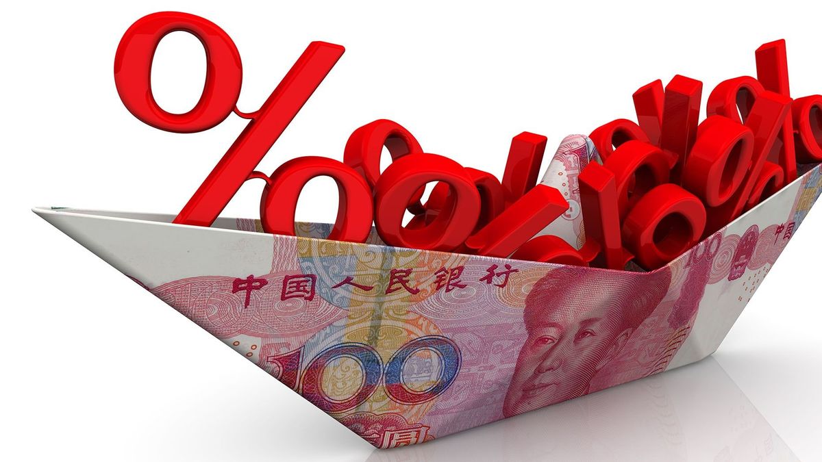 papírhajó Paper boat from Chinese kínai bankjegy pénz jüan banknote (yuan) with symbols of a percentages százalék on white surface. Isolated. 3D Illustration