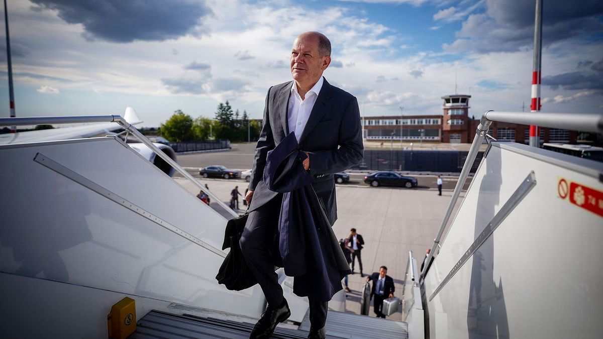 21 August 2022, Brandenburg, Schönefeld: German Chancellor Olaf Scholz (SPD) arrives at the military section of BER Berlin-Brandenburg Airport for a flight to Canada. Photo: Kay Nietfeld/dpa (Photo by KAY NIETFELD / DPA / dpa Picture-Alliance via AFP)