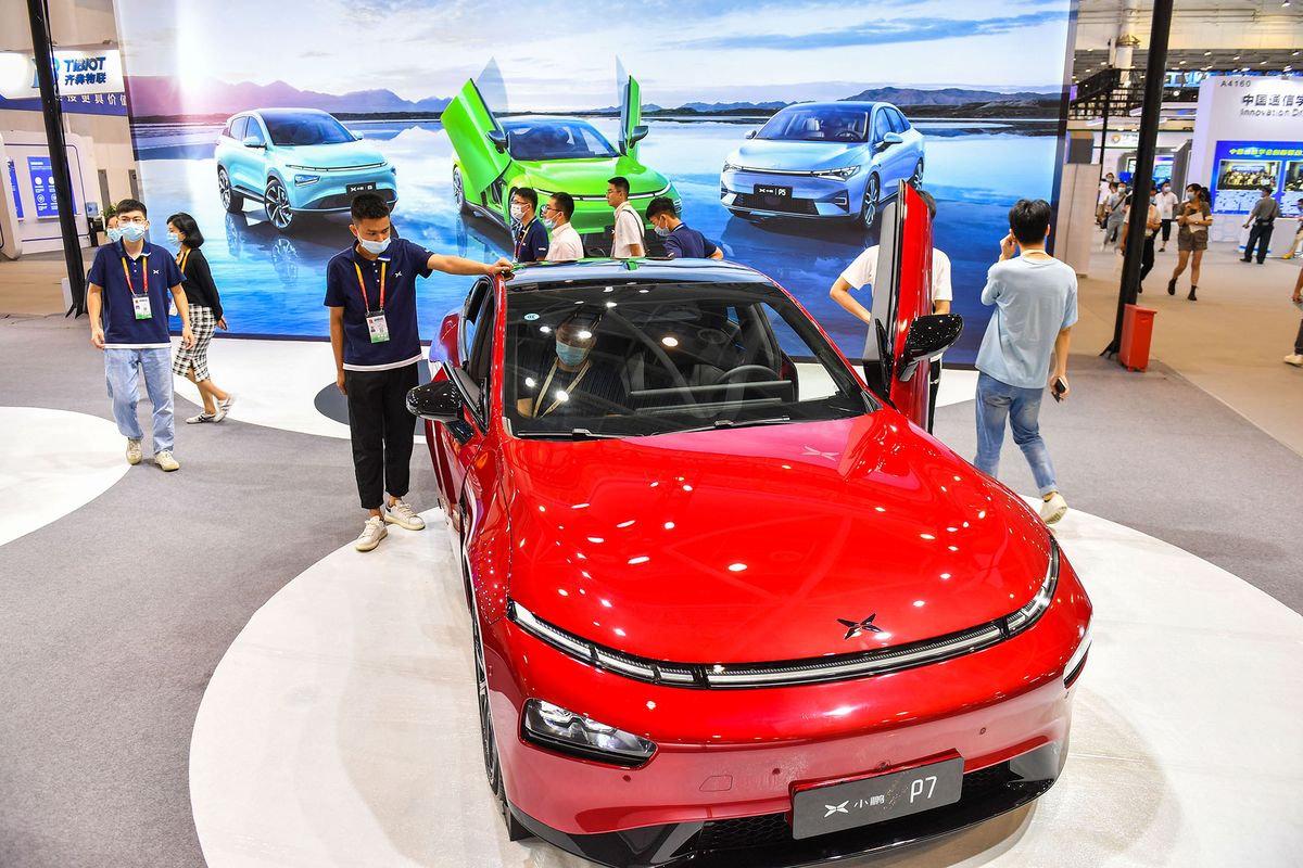 1339289686 XIAMEN, CHINA - 09 DE SEPTIEMBRE: Los visitantes miran el coche eléctrico Xpeng P7 durante la Feria de la Nueva Revolución Industrial BRICS 2021, como parte de la 21ª Feria Internacional de Inversión y Comercio de China (CIFIT), en el Centro Internacional de Convenciones y Exposiciones de Xiamen en 9 de septiembre de 2021 en la provincia china de Xiamen, Fujian.  (Fotografía VCG/VCG a través de Getty Images)