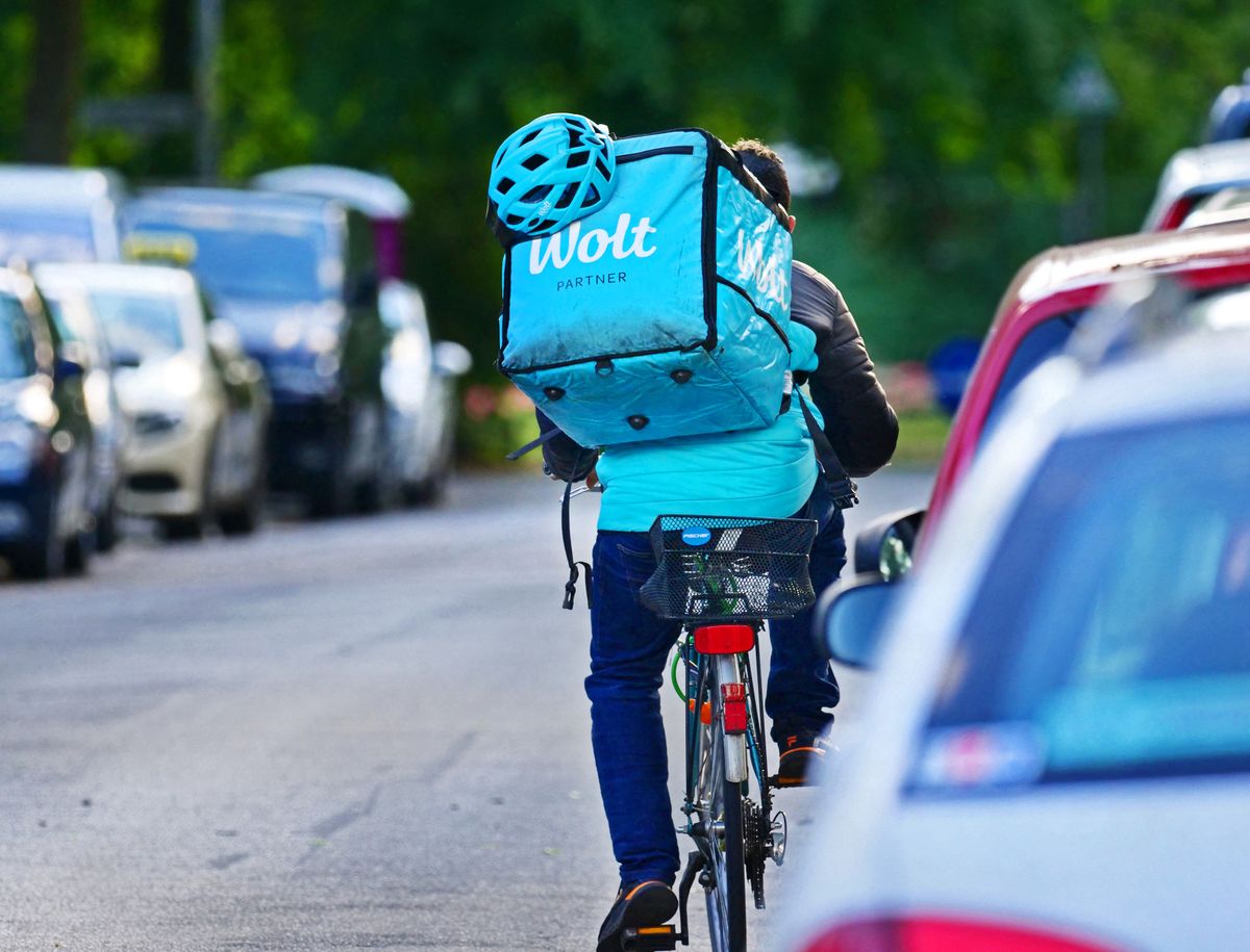 Wolt - delivery service, 12 June 2021, Berlin: 12.06.2021, Berlin. A bike messenger from Wolt rides his bike through a residential street. Photo: Wolfram Steinberg/dpa Photo: Wolfram Steinberg/dpa (Photo by Wolfram STEINBERG / DPA / dpa Picture-Alliance via AFP)