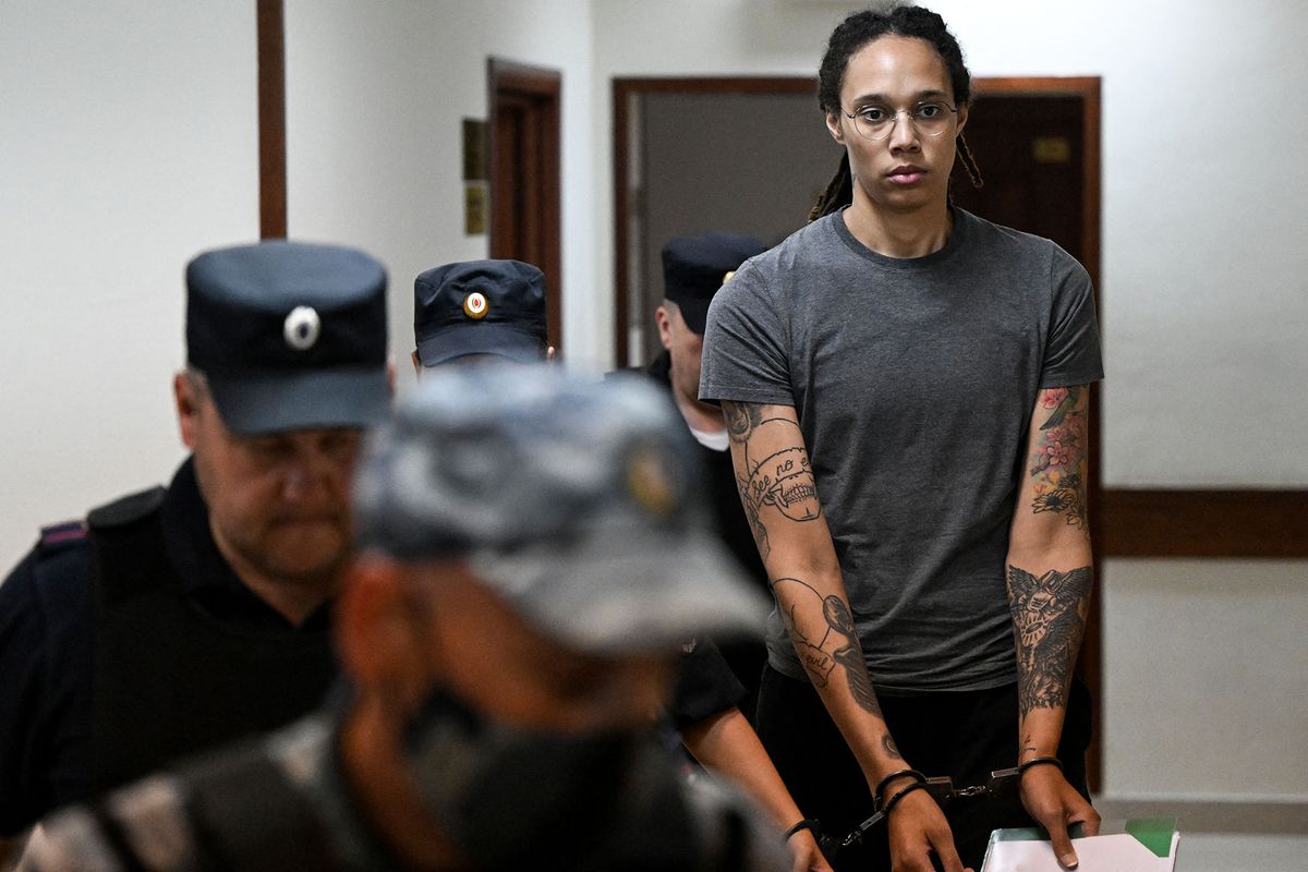 US' Women's National Basketball Association (NBA) basketball player Brittney Griner, who was detained at Moscow's Sheremetyevo airport and later charged with illegal possession of cannabis, arrives to a hearing at the Khimki Court, outside Moscow on August 4, 2022. - Lawyers for US basketball star Brittney Griner, who is standing trial in Russia on drug charges, said on July 26, 2022 they hoped she would receive a "lenient" sentence. (Photo by Kirill KUDRYAVTSEV / AFP)