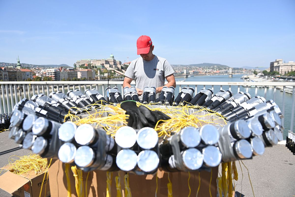 Budapest, 2022. augusztus 18.Az augusztus 20-i tűzijáték pirotechnikai eszközeit telepítik a Nuvu Kft. szakemberei az Erzsébet hídon 2022. augusztus 18-án.MTI/Illyés Tibor