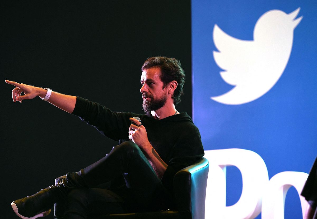 Twitter CEO and co-founder Jack Dorsey gestures while interacting with students at the Indian Institute of Technology (IIT) in New Delhi on November 12, 2018. - Dorsey hosted a town hall meeting with university students on his visit to the Indian capital New Delhi. (Photo by Prakash SINGH / AFP)