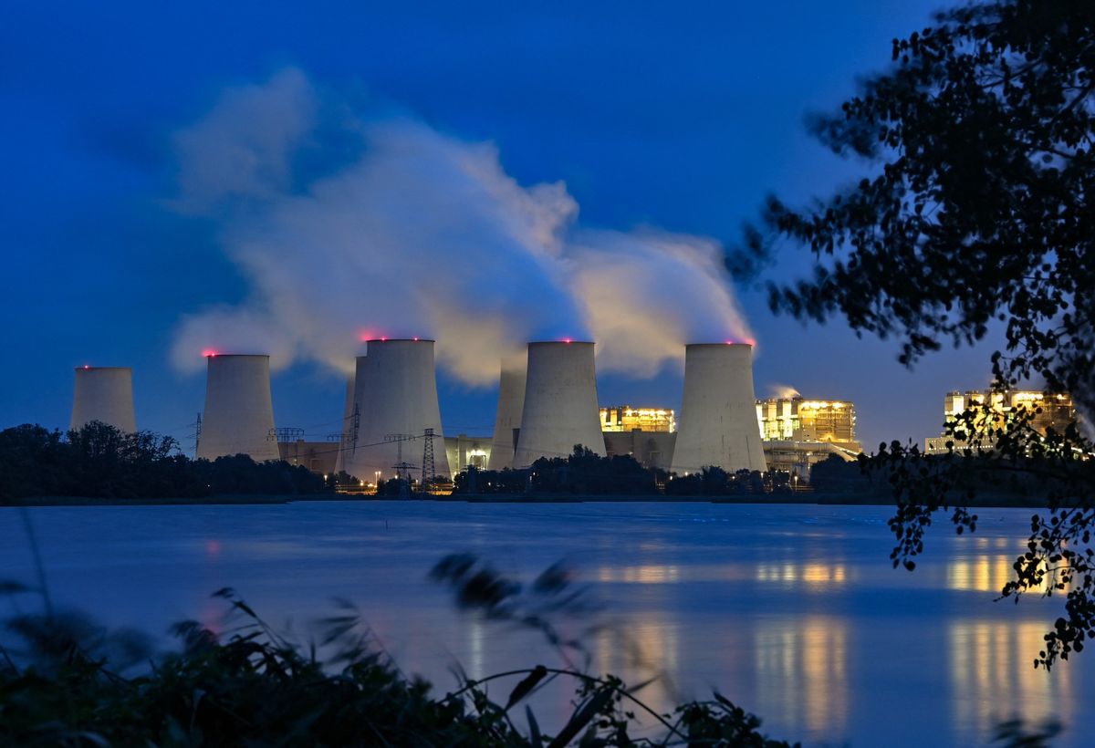 24 September 2021, Brandenburg, Peitz: Steam rises from the cooling towers of the Jänschwalde lignite-fired power plant of Lausitz Energie Bergbau AG (LEAG) in the early morning. On the same day, the global climate strike of Fridays for Future takes place worldwide and in over 350 German cities. Two days before the federal elections, the young participants are demanding structural changes through socially just and consistent measures to limit global climate warming to 1.5 degrees Celsius. Over 1160 actions are taking place on all continents. September 24 is the eighth global day of action of the Fridays for Future movement after more than three years of climate strike. Photo: Patrick Pleul/dpa-Zentralbild/ZB
PATRICK PLEUL / dpa-Zentralbild / dpa Picture-Alliance via AFP