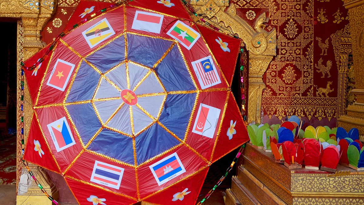 Paper Lantern, Luang Prabang Festival of Lights, [October 13, 2019] A giant paper lantern decorated with the flags of the members of the Association of Southeast Asian Nations (ASEAN) at Wat Sensoukaram during Buon Lai Heua Fai - the Festival of Fire Boat or the Festival of Lights - in Luang Prabang, Laos. ASEAN, ázsiai országok szövegtsége, kína, usa, 