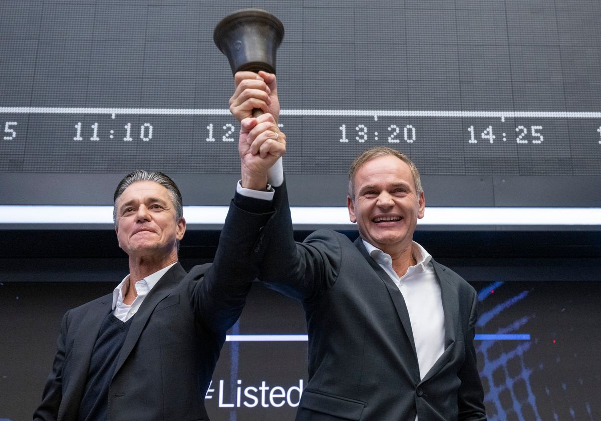 Initial public offering of the car manufacturer Porsche 29 September 2022, Hesse, Frankfurt/Main: Oliver Blume (r), Chairman of the Board of Management of Volkswagen AG and Porsche AG, and Lutz Meschke, Deputy Chairman of the Board of Management and Member of the Board of Management for Finance and IT, ring the bell at the IPO of Porsche AG on the Frankfurt Stock Exchange. With the IPO of its sports car subsidiary Porsche, Volkswagen raises almost 9.4 billion euros. Porsche AG's IPO is the largest initial public offering in Germany since Telekom in 1996. Photo: Boris Roessler/dpa (Photo by BORIS ROESSLER / DPA / dpa Picture-Alliance via AFP)