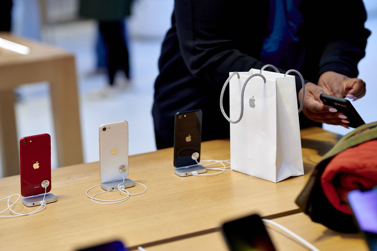 A customer buys an Apple iPhone SE 3 smartphone during the sales launch at the Apple Inc. flagship store in New York, U.S., on Friday, March 18, 2022. The debut of Apple Inc.s latest iPhone brings a change to the way its U.S. customers can purchase the device, a move toward cutting wireless carriers out of the process and giving the tech giant more control. 