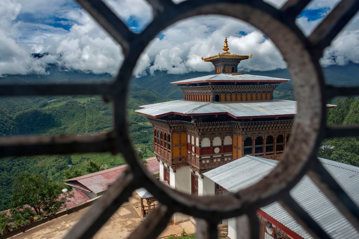 Bhutáni Királyság
Nalanda Buddhist Institute or Daley Goenpa or Dalida in Punakha district, Bhutan, Asia. Nalanda Buddhist Institute, also known locally as Daley Goenpa or Dalida, is a Buddhist monastic school . The shedra is located in the western part of the Punakha District in the Kingdom of Bhutan. It is located below Talo Monastery and is above Walakha. It is about a 25-minute drive from the main highway to Punakha, before reaching Kuruthang from the Metsina junction. Nalanda Buddhist Institute can be seen from Dochu La pass and from Thinleygang on the main Easst-West highway.