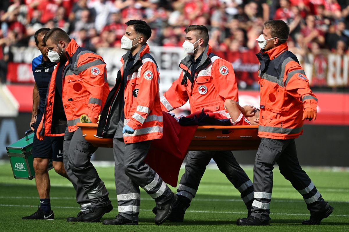 03 September 2022, North Rhine-Westphalia, Leverkusen: Soccer: Bundesliga, Bayer Leverkusen - SC Freiburg, Matchday 5, BayArena. Freiburg's Roland Sallai is carried off the field with an injury. Photo: Federico Gambarini/dpa - IMPORTANT NOTE: In accordance with the requirements of the DFL Deutsche Fußball Liga and the DFB Deutscher Fußball-Bund, it is prohibited to use or have used photographs taken in the stadium and/or of the match in the form of sequence pictures and/or video-like photo series. 