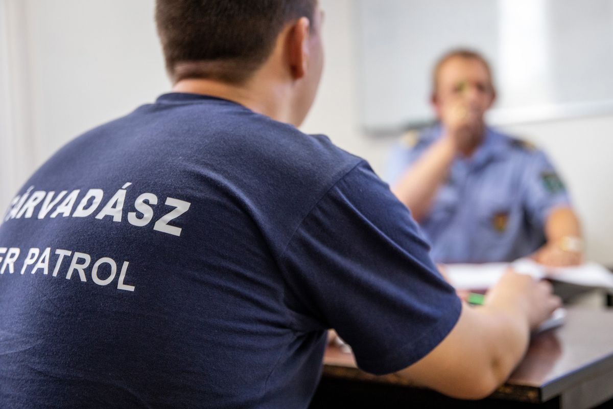 Szeged, 2022. augusztus 30.
Határvadászok oktatása a Rendőrségi Oktatási és Kiképző Központ rendőrképző akadémiáján a Szegedi Rendészeti Szakgimnáziumban 2022. augusztus 30-án.