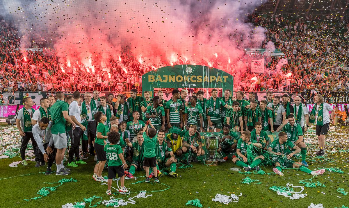 Ferencvarosi TC v Mezokovesd Zsory FC - Hungarian OTP Bank Liga, BUDAPEST, HUNGARY - JUNE 27: The teammates of Ferencvarosi TC celebrate the 31st championship title in front of ultras (as known as Green Monsters) after the Hungarian OTP Bank Liga match between Ferencvarosi TC and Mezokovesd Zsory FC at Groupama Arena on June 27, 2020 in Budapest, Hungary. (Photo by Laszlo Szirtesi/Getty Images)