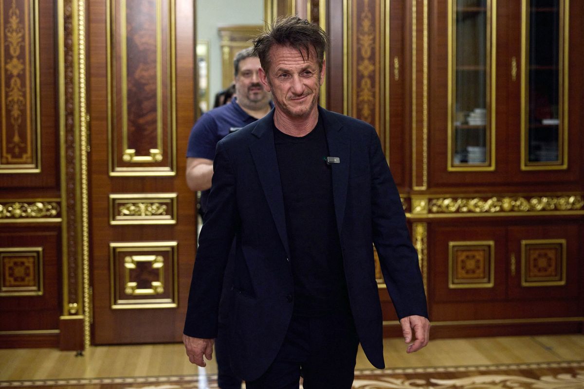 This handout picture taken and released by Ukraine's presidential press-service on June 28, 2022 shows US actor, film director, screenwriter and producer, Oscar winner Sean Penn arriving to meet with the Ukrainian President in Kyiv. (SERVICE TO CLIENTS