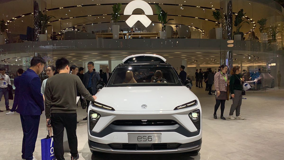 --FILE--Customers shop at at a dealership store of NIO in Shanghai, China, 14 August 2019.Chinese electric vehicle maker Nio Inc. will reduce its work force by 1,200 staff, a company representative told Reuters on Thursday