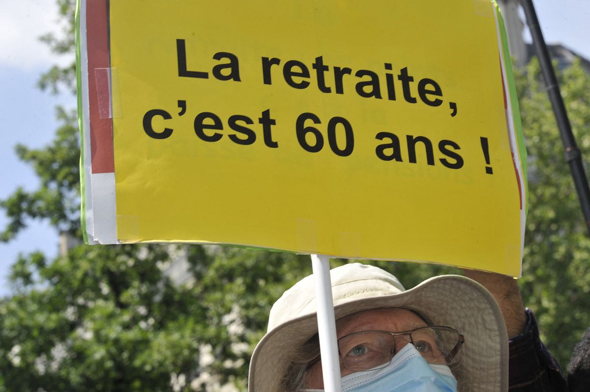 FRANCE. PARIS (75) 11TH ARR. REPUBLIC SQUARE. DEMONSTRATION ON MAY 1, 2022. A DEMONSTRATOR HOLDS UP A SIGN ON WHICH IS WRITTEN: RETIREMENT IS 60 YEARS