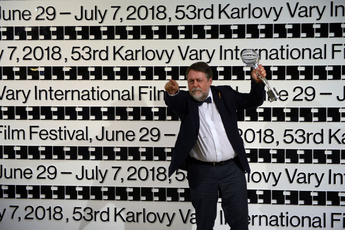 CUkrainian Film director Vitaly Mansky poses with the Crystal Globe Award for best document film "Putin's Witnesses" during the closing ceremony at the 53rd Karlovy Vary International Film Festival (KVIFF) in Karlovy Vary on July 7, 2018. best 