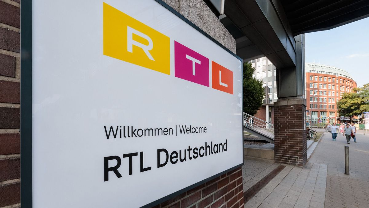 19 August 2022, Hamburg: The logo of RTL Deutschland hangs on the Gruner + Jahr publishing house on Baumwall. The merger of RTL and Gruner + Jahr can now be seen on the facade of the Hamburg publishing house. 