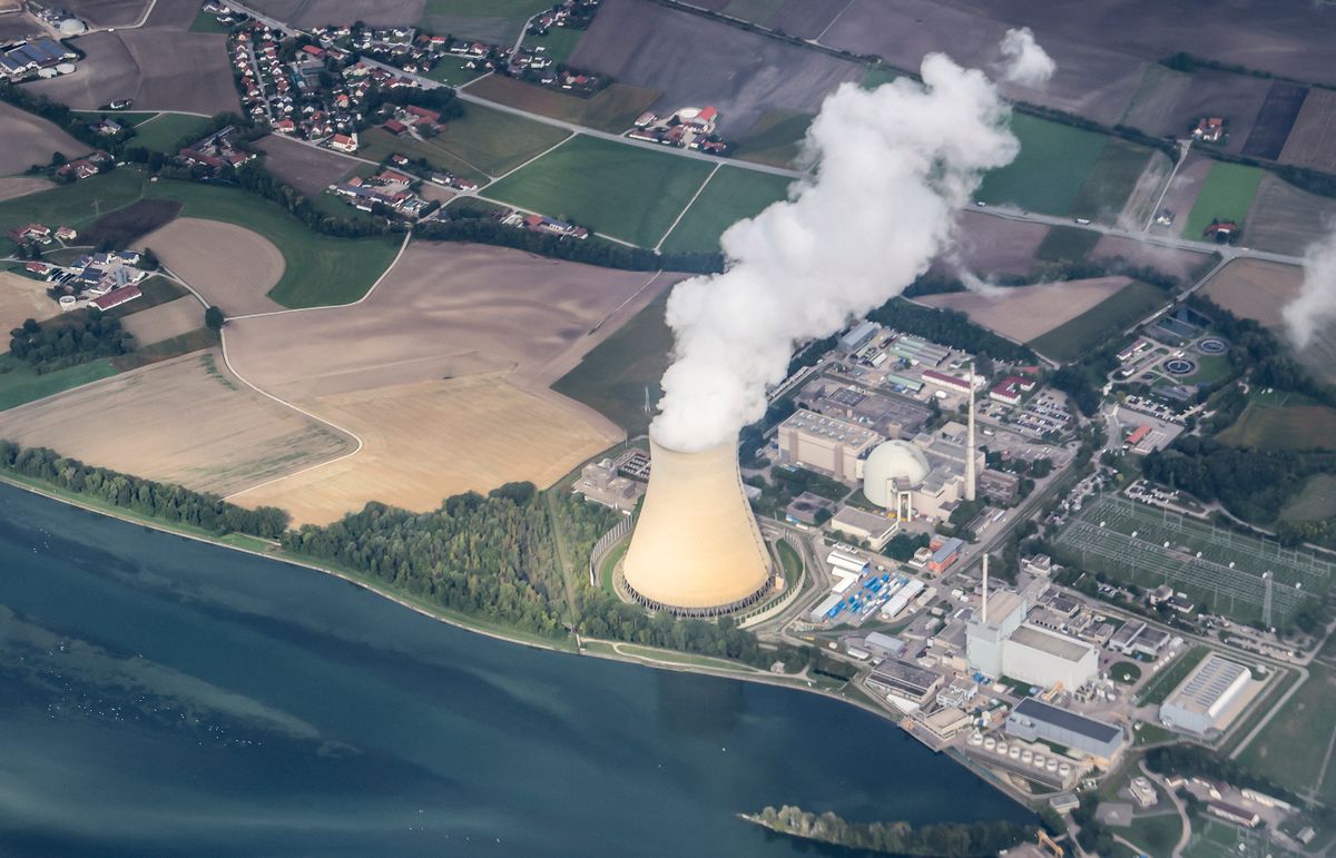 13 September 2022, Bavaria, Essenbach: Steam gushes out of the cooling tower of the Isar 2 nuclear power plant (taken from an airplane). The power plant, operated by Preussenelektra, is to be transferred to a reserve according to plans of the Federal Ministry of Economics. Photo: Jan Woitas/dpa (Photo by JAN WOITAS / DPA / dpa Picture-Alliance via AFP)