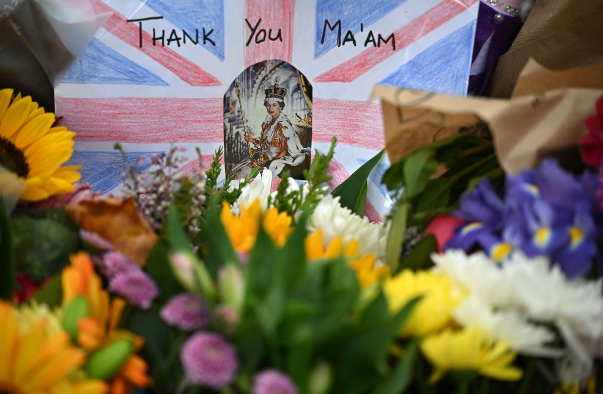 Flowers and tributes are pictured in Green Park in London on September 15, 2022, following the death of Queen Elizabeth II on September 8. - Queen Elizabeth II will lie in state until 0530 GMT on September 19, a few hours before her funeral, with huge queues expected to file past her coffin to pay their respects. (Photo by Oli SCARFF / AFP)
