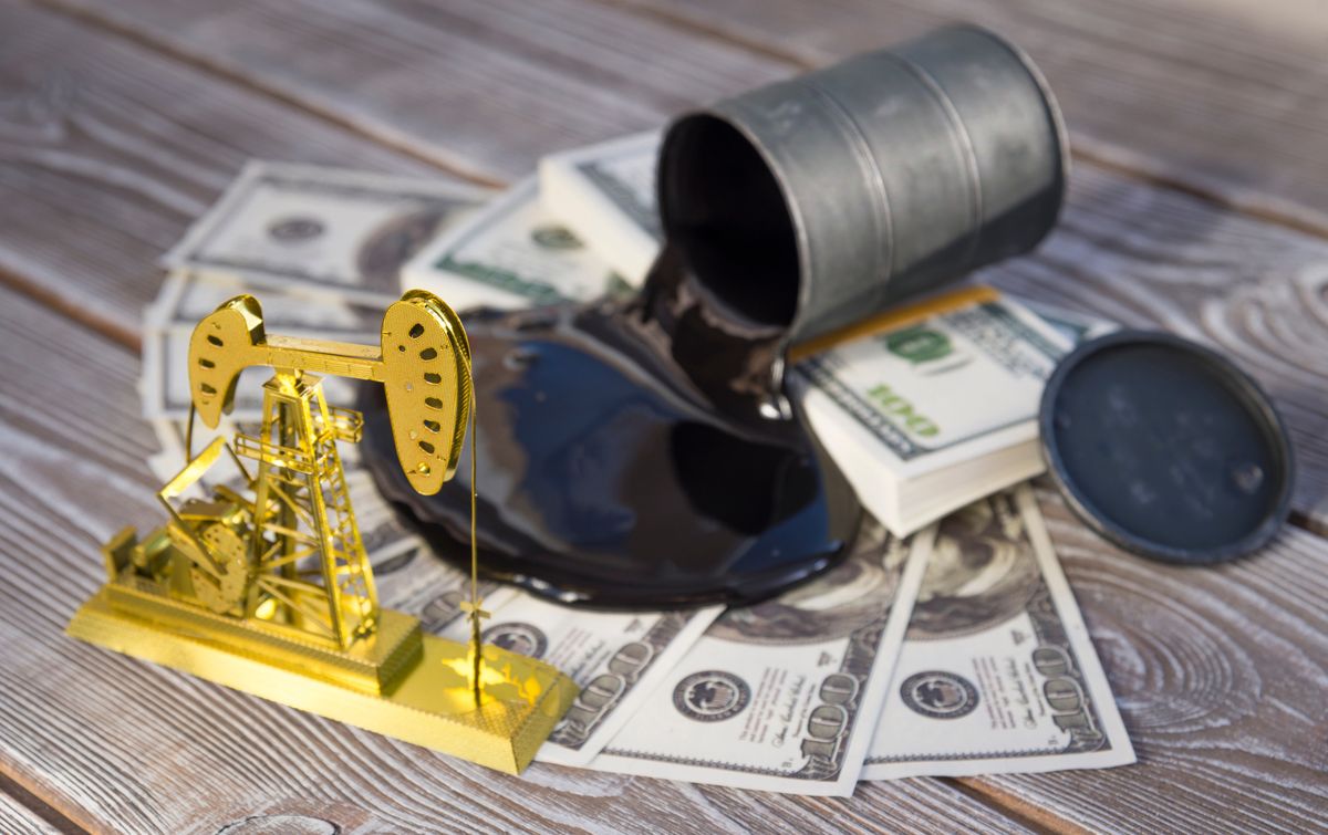 Concept,Of,Gold,Oil,Drilling,Pump,,Spilled,Oil,From,Barrel, Concept of gold oil drilling pump, spilled oil from barrel on dollar banknote money. Business idea, Concept of gold oil drilling pump, spilled oil from barrel on dollar banknote money. Business idea