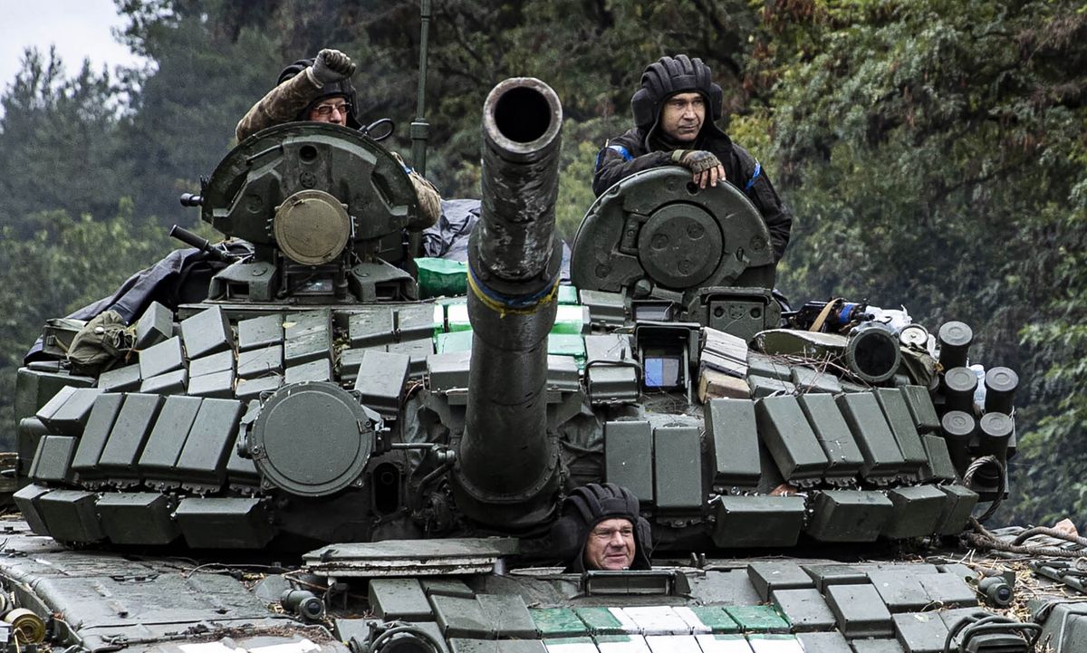 Russia-Ukraine war, IZIUM, KHARKIV, UKRAINE - SEPTEMBER 14: Ukrainian soldiers are seen in a tank after Russian Forces withdrawal as Russia-Ukraine war continues in Izium, Kharkiv Oblast, Ukraine on September 14, 2022. Russian forces left behind a large number of armored vehicles and military equipment while withdrawing. Metin Aktas / Anadolu Agency (Photo by Metin Aktas / ANADOLU AGENCY / Anadolu Agency via AFP)