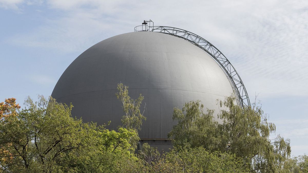 22 August 2022, North Rhine-Westphalia, Cologne: A decommissioned spherical gas storage tank (gas sphere) of Rheinenergie is located in the Ehrenfeld district. Built in 1954, the spherical gas tank on Maarweg had the purpose of securing the ever-increasing demand for energy. In addition, it was a technical masterpiece at the time. The sphere, with a diameter of almost 34 meters, was the largest structure of its kind in the world at the time. 