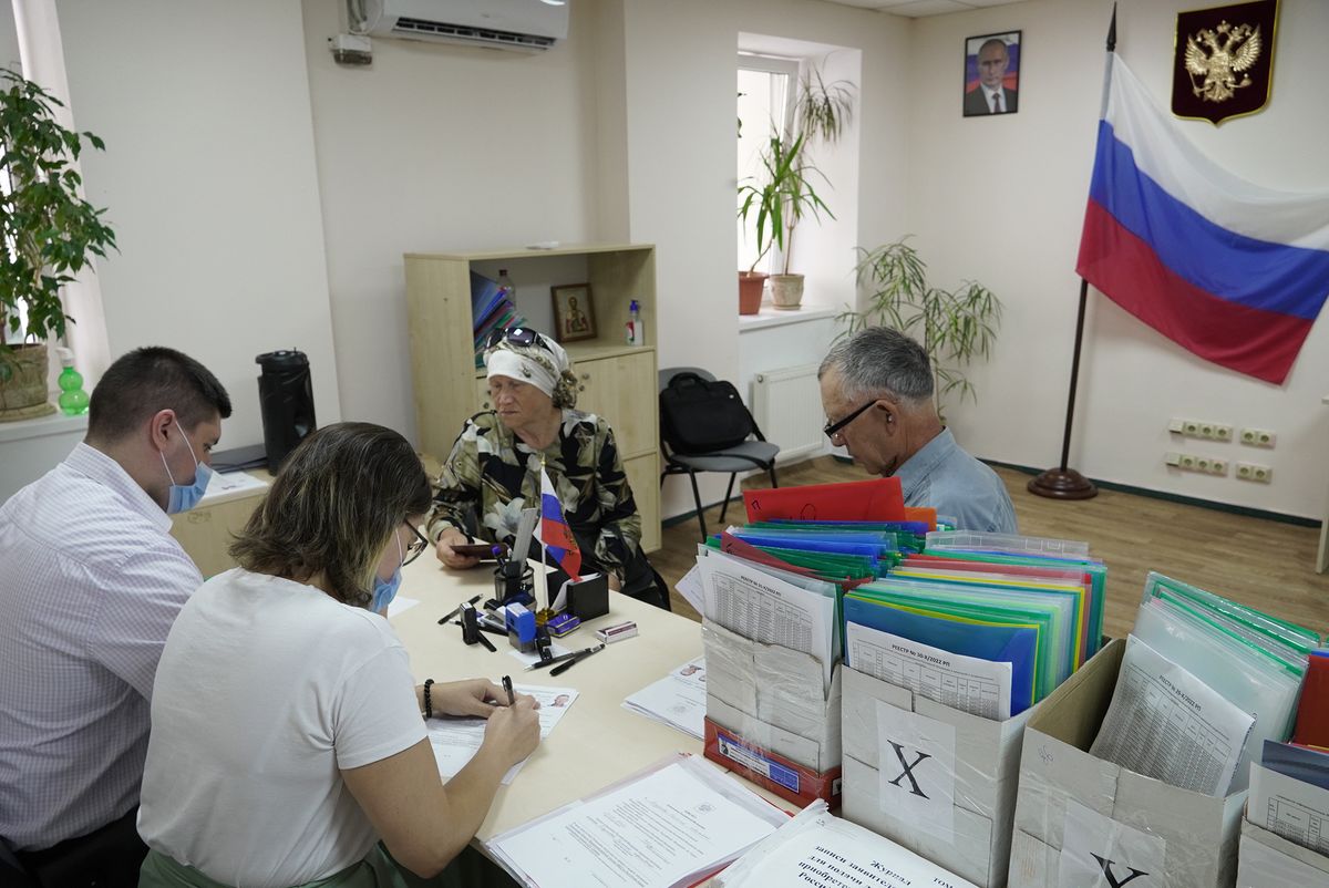 Russia hands out passports in Ukraine cities Kherson and Melitopolâââââââ