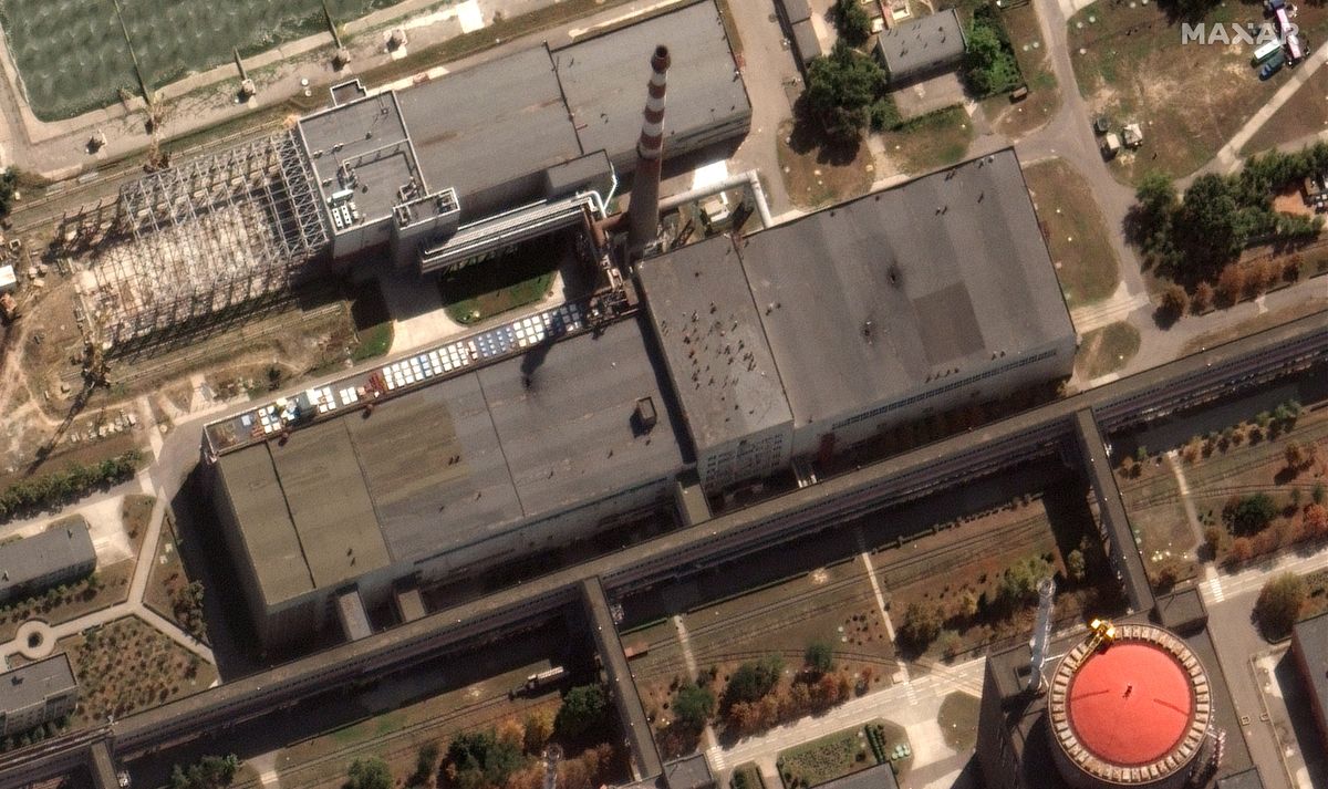 This handout satellite image courtesy of Maxar Technologies released on August 29, 2022, shows the Zaporizhzhia nuclear power plant in Enerhodar, the plant and the surrounding area shows recent damage to the roof of a building adjacent to several of the nuclear reactors. - The Zaporizhzhia plant -- Europe's largest atomic facility -- has been occupied by Russian troops since the start of the war. (Photo by Handout / Maxar Technologies / AFP) / RESTRICTED TO EDITORIAL USE - MANDATORY CREDIT "AFP PHOTO / Satellite image ©2022 Maxar Technologies" - 