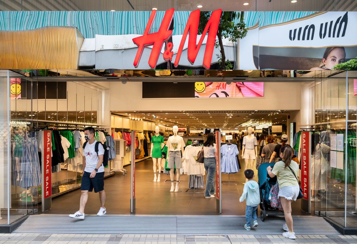Shoppers walk into the Swedish multinational clothing design, HONG KONG, CHINA - 2022/06/29: Shoppers walk into the Swedish multinational clothing design retail company Hennes & Mauritz, H&M store in Spain. (Photo by Budrul Chukrut/SOPA Images/LightRocket via Getty Images) HONG KONG, CHINA - 2022/06/29: Shoppers walk into the Swedish multinational clothing design retail company Hennes & Mauritz, H&M store in Spain. (Photo by Budrul Chukrut/SOPA Images/LightRocket via Getty Images)
