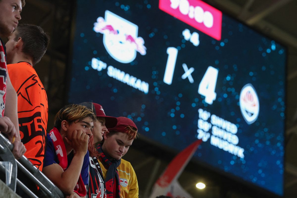06 September 2022, Saxony, Leipzig: Soccer: Champions League, RB Leipzig - Shakhtyor Donetsk, group stage, group F, matchday 1 at Red Bull Arena, disappointed Leipzig fans stand under the scoreboard with final result after the match. Photo: Jan Woitas/dpa (Photo by JAN WOITAS / DPA / dpa Picture-Alliance via AFP)