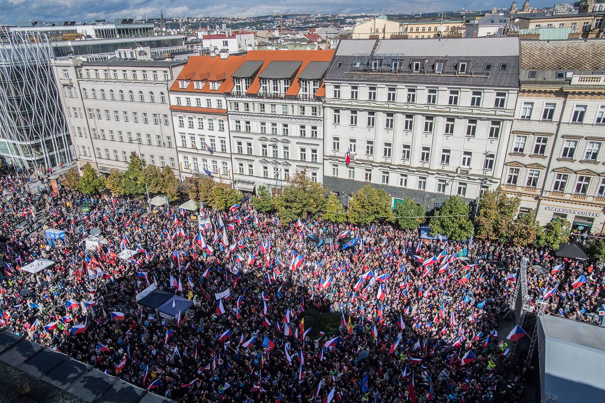 Several thousands of protesters including groups from the far-right and far-left hold up the placards and Czech national flags as they take part in rally against the Czech government on September 28, 2022 in Prague. (Photo by Michal Cizek / AFP)