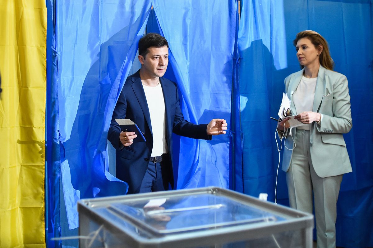 Ukrainian comedian and presidential candidate Volodymyr Zelensky walks out of a voting booth at a polling station during the second round of Ukraine's presidential election in Kiev on April 21, 2019. (Photo by Sergei GAPON / AFP)